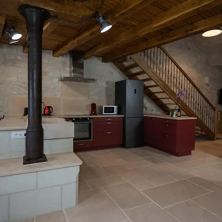 Troglodyte A 15 Min Du Futuroscope