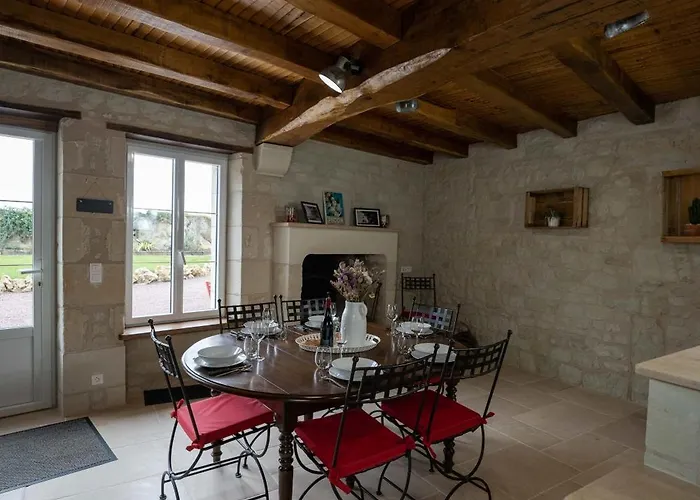 Troglodyte A 15 Min Du Futuroscope *