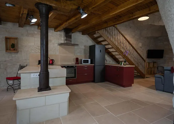 Troglodyte A 15 Min Du Futuroscope